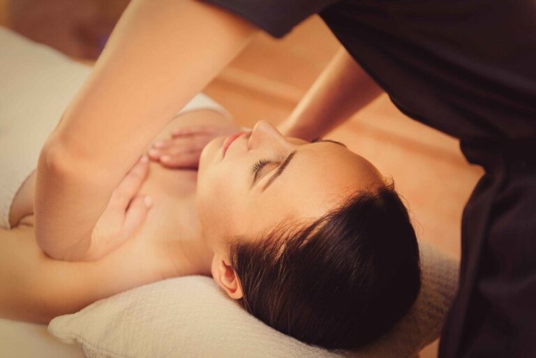 Les astuces de notre escorte aux gros seins pour un massage sensuel des seins